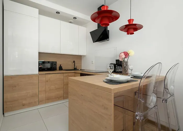 Stylish With Underground Parking And A Perfect Location By Renters Apartment *